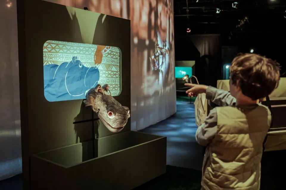 Des visiteurs découvrent une exposition au Musée des Confluences