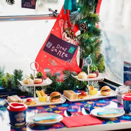 Le goûter de Noël Pat' Patrouille servi à bord du bus, décorations de fête autour