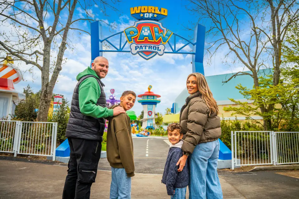 Une famille devant l'arche d'entrée World of PAW Patrol à Chessington World of Adventures