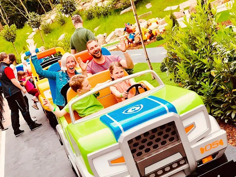 Des familles à bord des véhicules du PAW Patrol Adventure Tour au Movie Park Germany